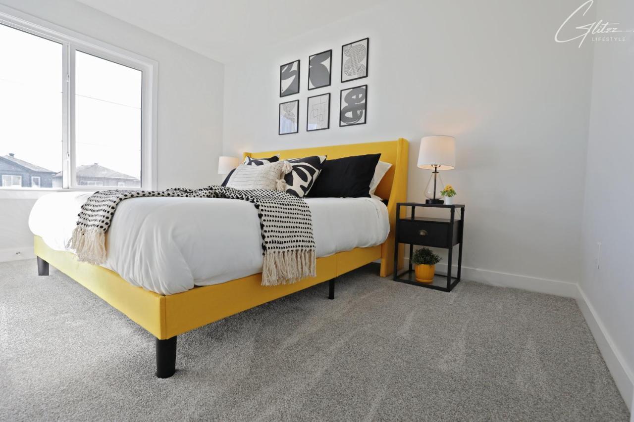 Beautiful 3 King Beds,Garage,Airport,Disney+ Edmonton Exterior photo