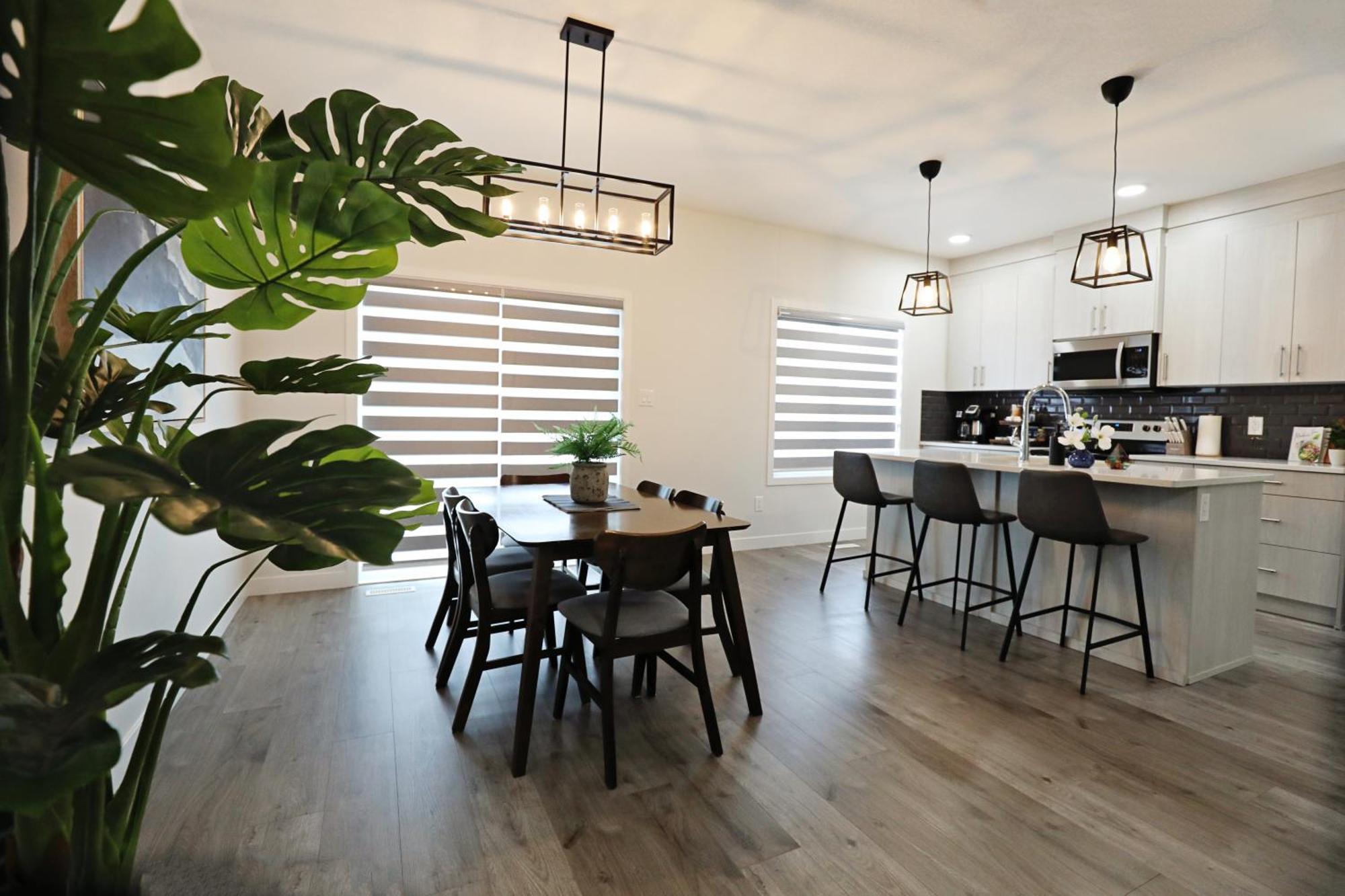 Beautiful 3 King Beds,Garage,Airport,Disney+ Edmonton Exterior photo