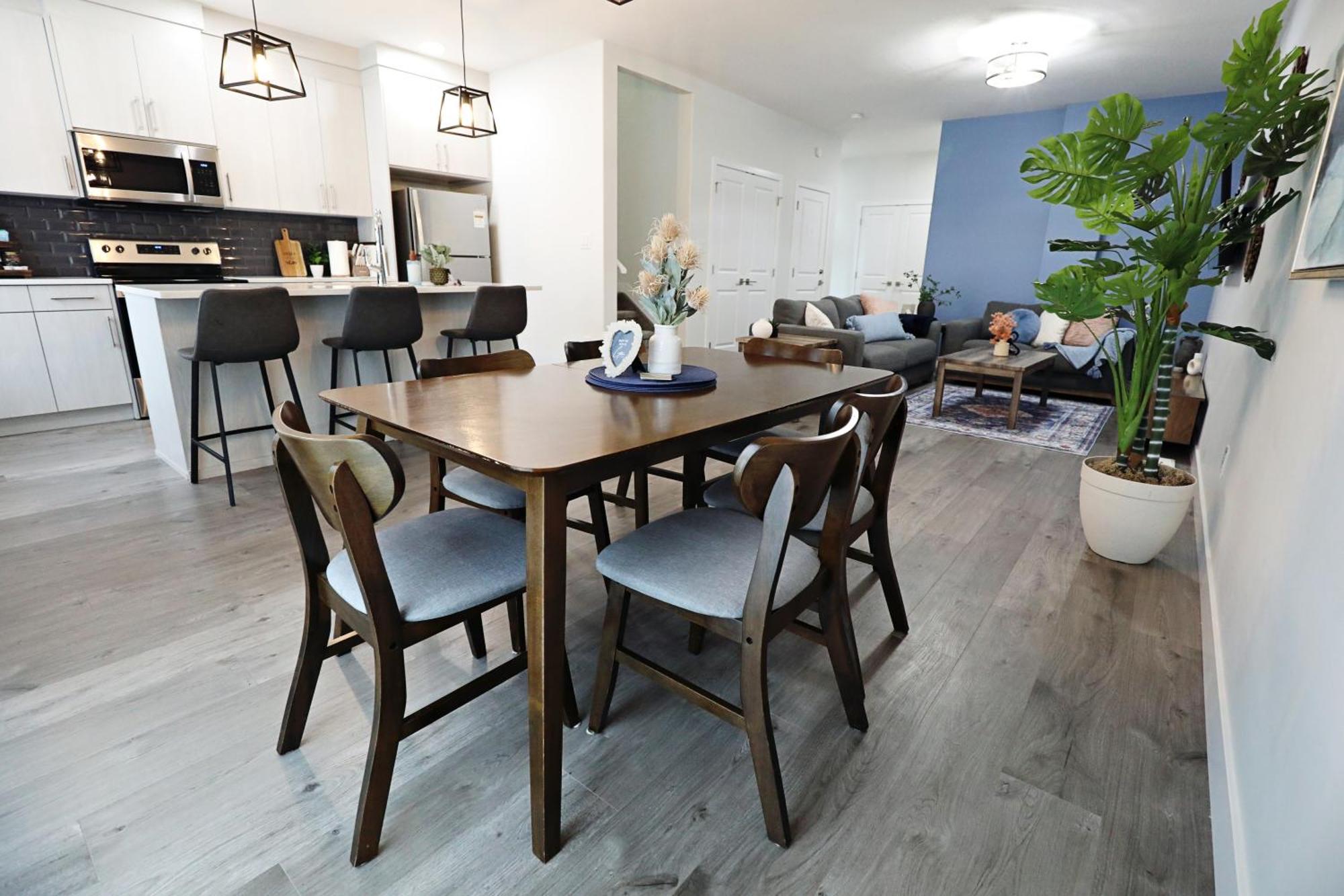 Beautiful 3 King Beds,Garage,Airport,Disney+ Edmonton Exterior photo